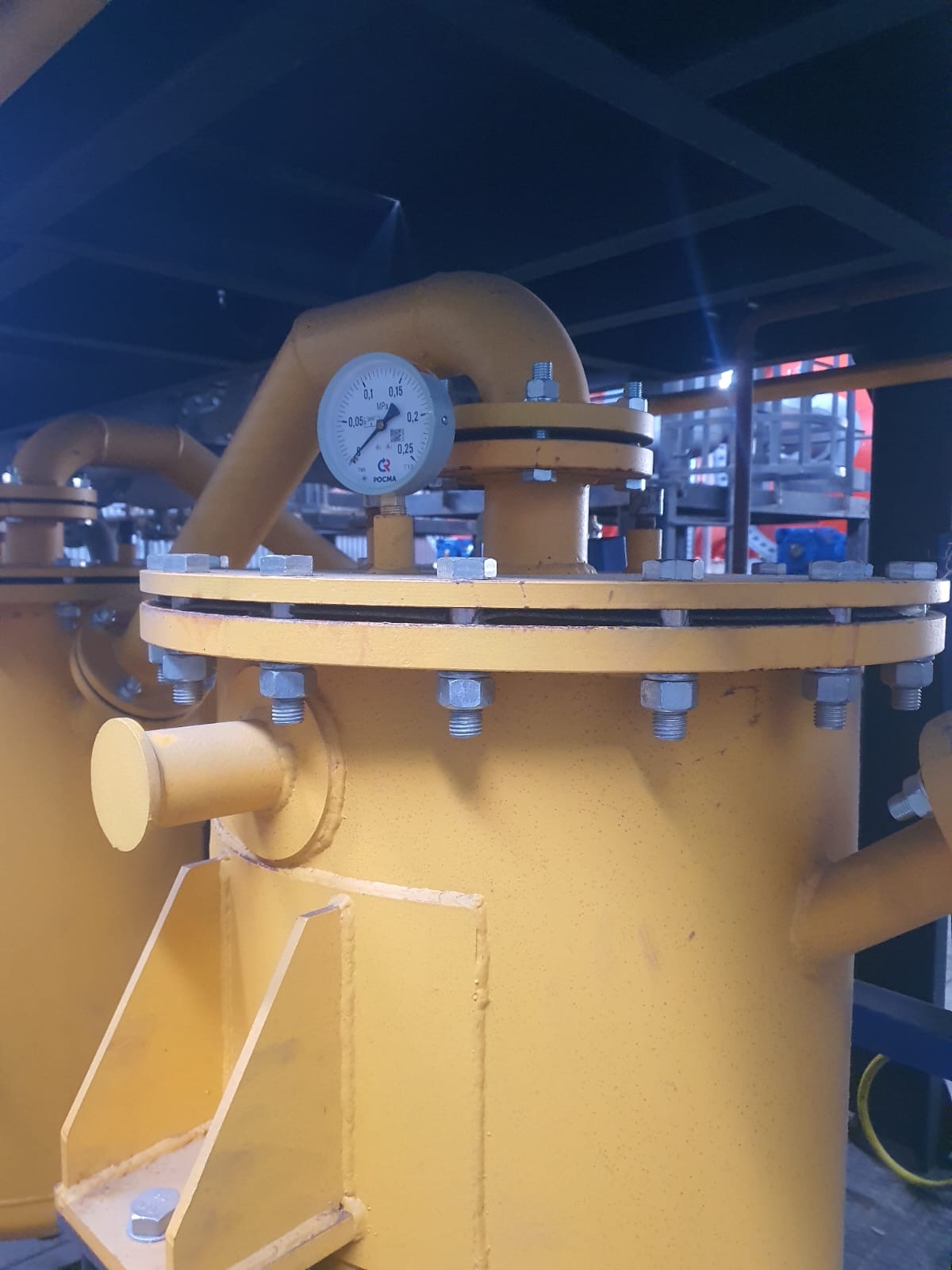 Condenser vessel with pressure gauge